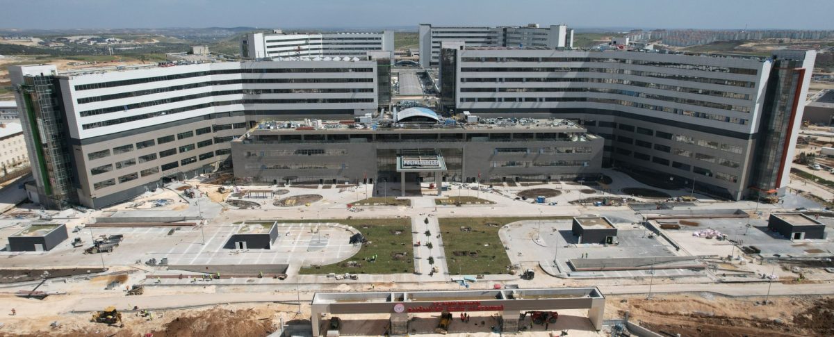 Zicht op de bouw van het Gaziantep City Hospital in Turkije.