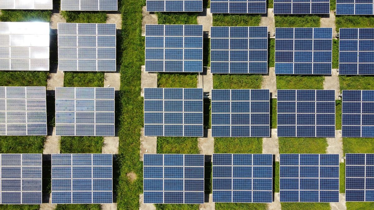 Vogelvlucht van zonnepanelen