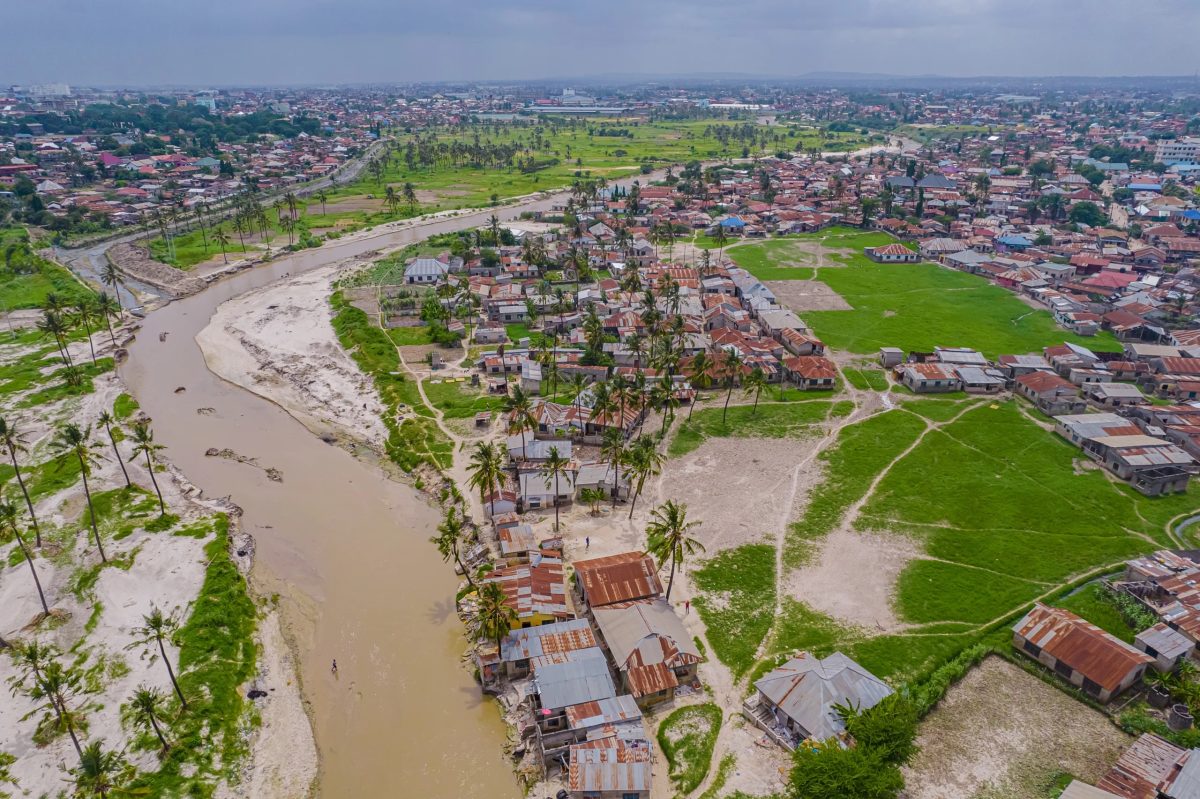 Msimbazi rivier en huizen in overstromingsgebied