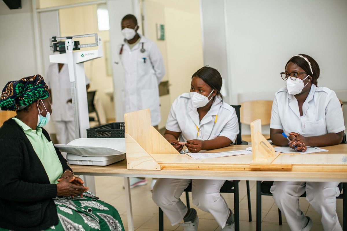 Verpleegkundigen geven advies in kraamzorg in ziekenhuis Mozambique