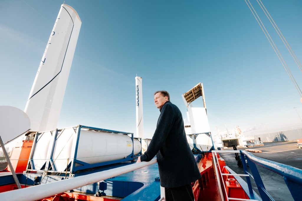 CEO Frank Nieuwenhuis van Econowind staand op een schip