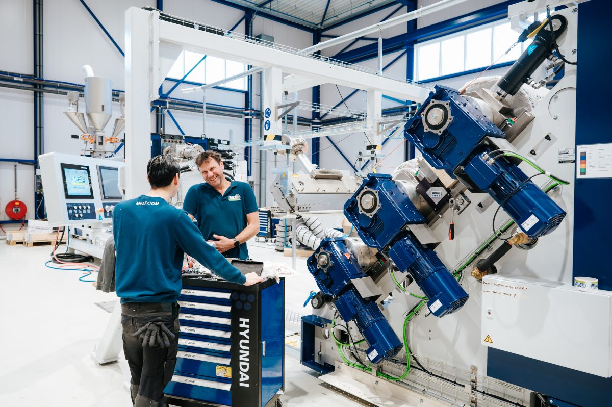 Twee mannen naast de extrusielijnen van MEAF Machines in Yerseke
