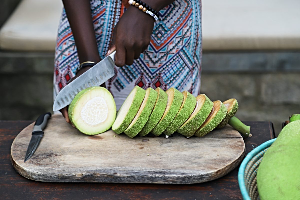 vrouw snijdt verse jackfruit