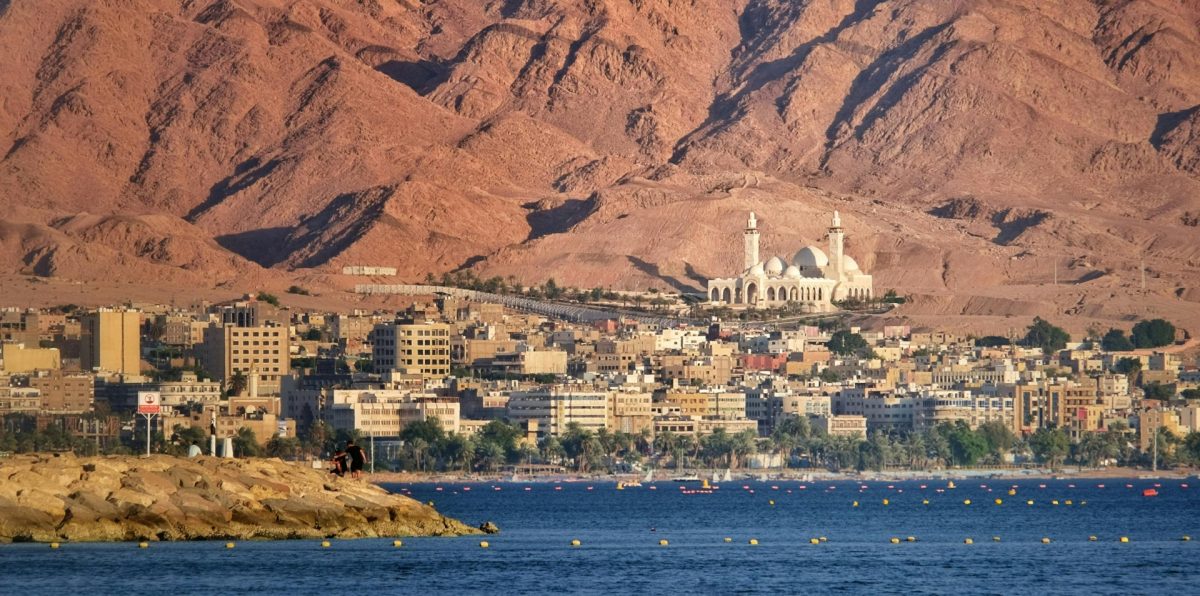 Een blik op de stad Aqaba in de Golf van Aqaba in Jordanië
