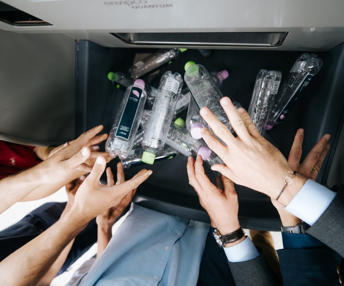 Plastic flessen recyclen in een omgekeerde verkoopautomaat Envipco