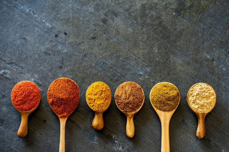 Kruiden op lepels in verband met de financiering van Nedspice