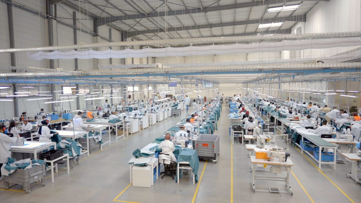 Mensen die in een fabriek voor medisch textiel in Marokko werken