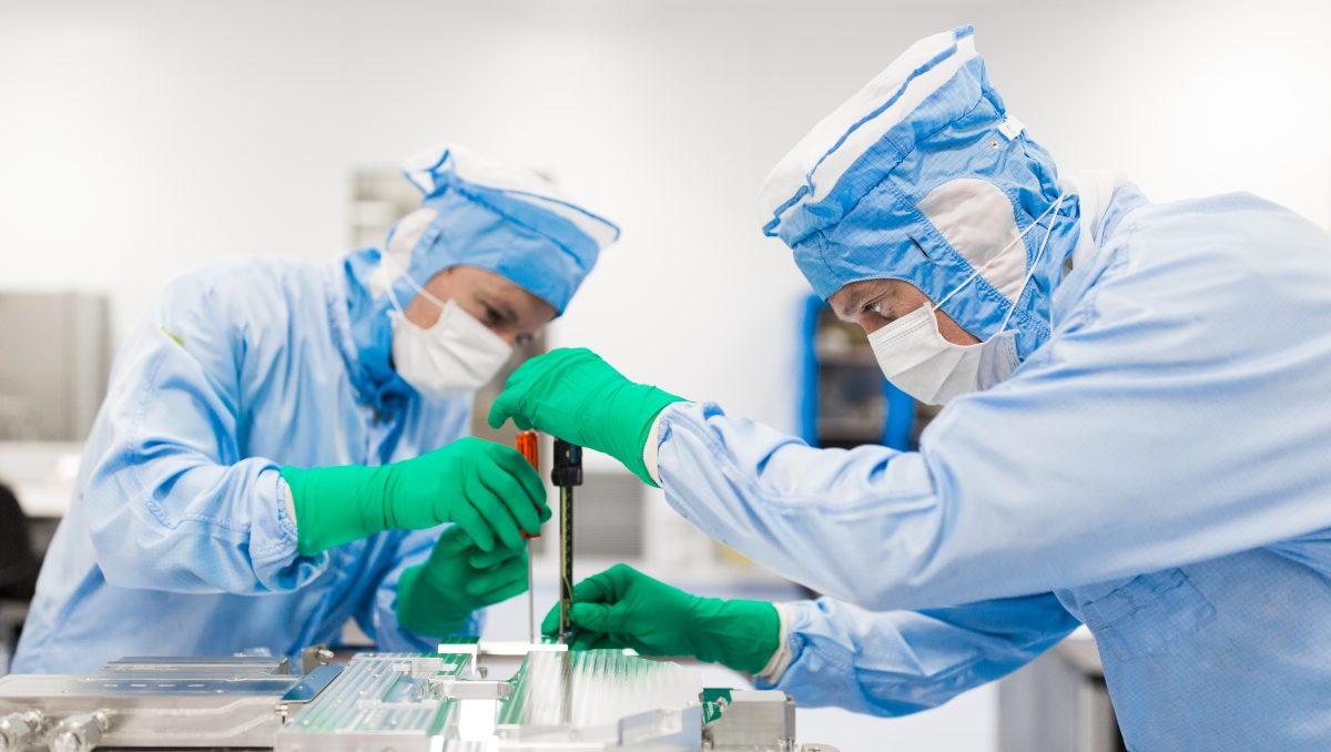 Twee mannen die in een laboratorium van KMWE Semicon Industry werken