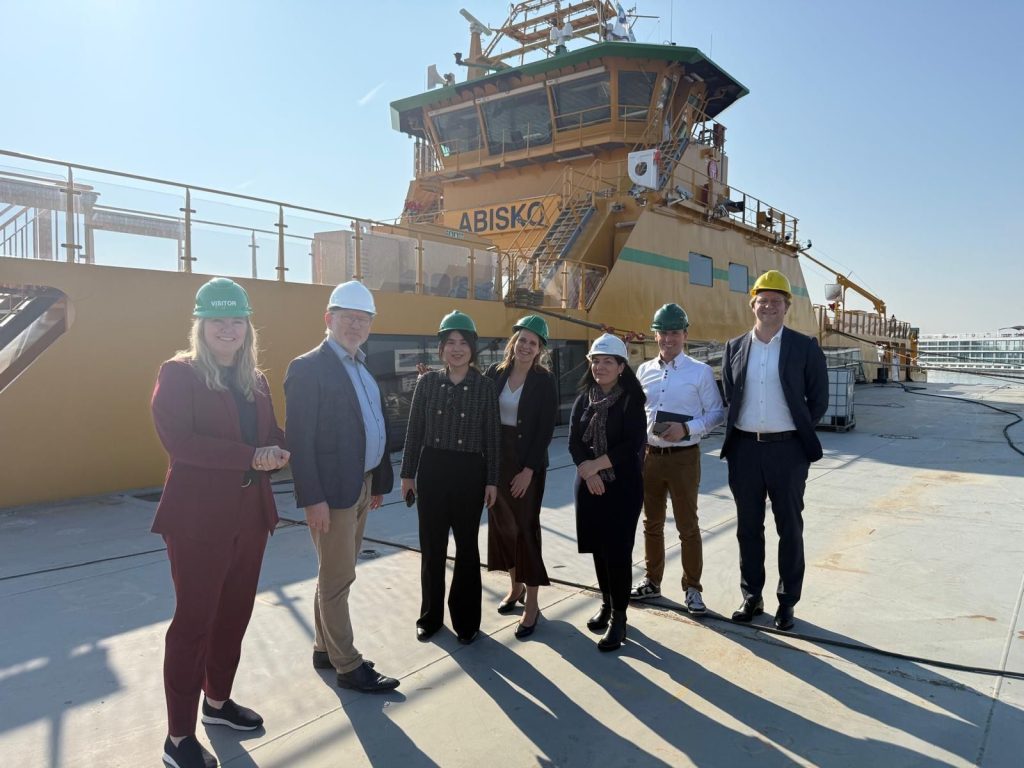 Een groep mensen met Melanie Maas Geesteranus op bezoek bij Holland Shipyards